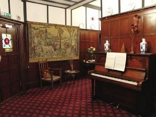 The Tudor Court Hotel Solihull Buitenkant foto